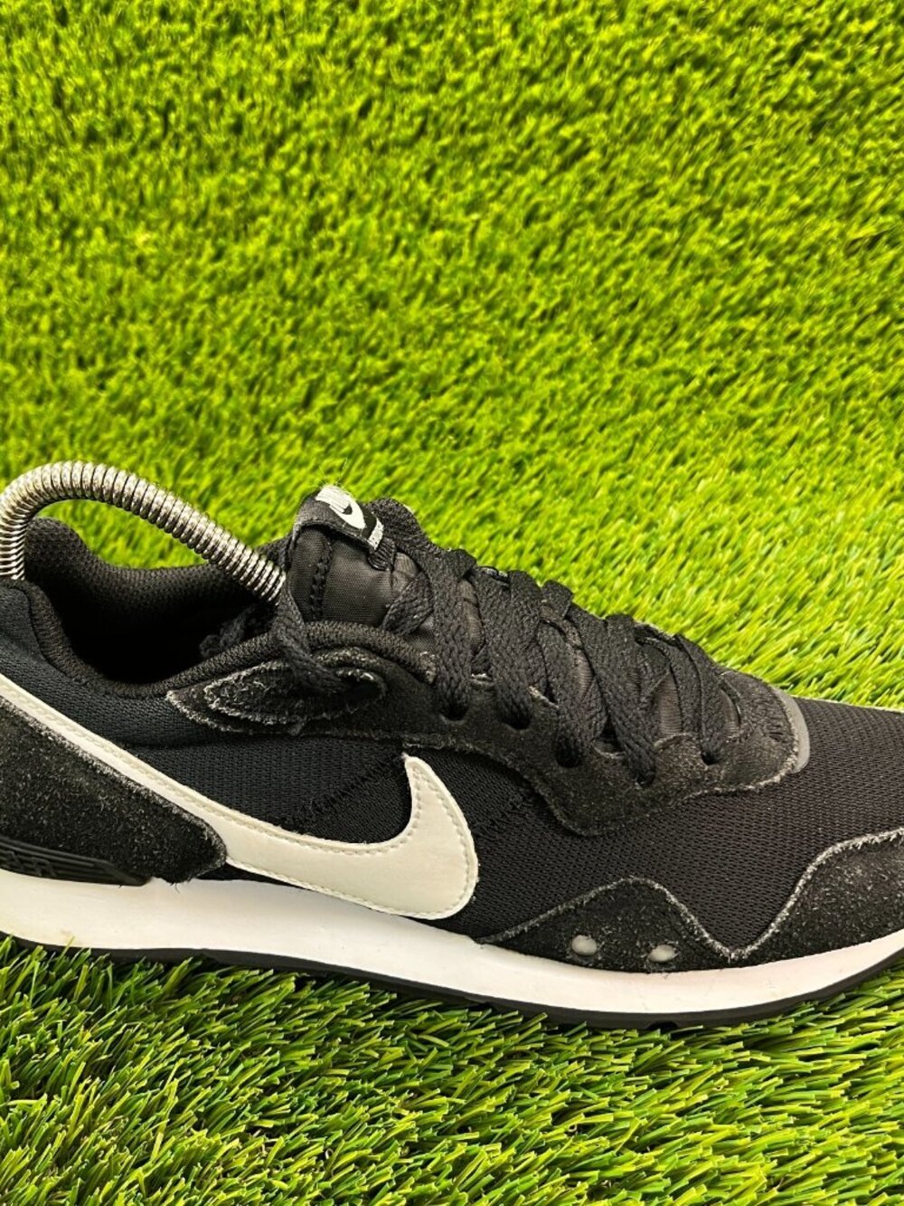 Nike Venture Runner Women Size 9 Black White Athletic Running Shoes Sneakers